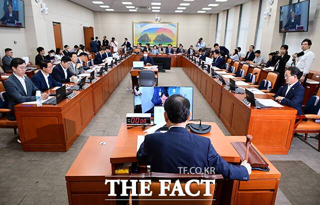 9일 금융권에 따르면 국회 정무위원회는 오는 13일부터 28일까지 2025년도 국정감사를 진행한다. 지난 7월 2일 오후 서울 여의도 국회에서 열린 정무위원회 전체회의에서 윤한홍 위원장이 의사봉을 두드리고 있다. /국회=남윤호 기자