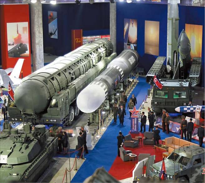 북한이 지난 4일 평양에서 무기 박람회인 ‘국방 발전-2025’를 개최했다. 극초음속 활공체형 탄두를 비롯해 각종 미사일, 무인기 등이 전시됐다./조선중앙통신 연합뉴스