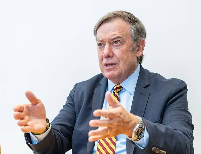 ‘대학 혁신 전문가’로 통하는 마이클 크로(70)교수는 행정학과 교수 출신으로, 미 컬럼비아대 부총장을 거쳐 2002년 미국 애리조나주립대(ASU) 16대 총장에 취임했다. 총장 부임 후 각종 혁신을 단행, 연구비는 1억2300만달러에서 올해 10억달러로, 학생은 5만명에서 20만명으로 늘렸다. 지난해 미국 최고 권위 혁신 분야 상인 ‘에디슨 어워드’를 수상했다./이태경기자