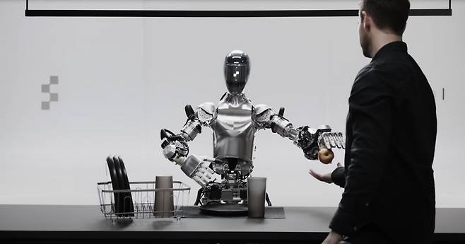 미국 로봇 스타트업 ‘피겨AI’의 휴머노이드 로봇이 물건을 구별해 사람에게 건네고 있다./피겨AI