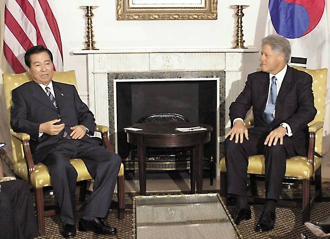 2000년 9월 7일 김대중(왼쪽) 전 대통령이 미국 뉴욕에 있는 월도프 아스토리아 호텔에서 빌 클린턴 전 미국 대통령과 정상회담을 갖고 있다. 당시 유엔 밀레니엄 정상회의에 참석한 김 전 대통령은 이 호텔에 묵고 있었다. /연합뉴스