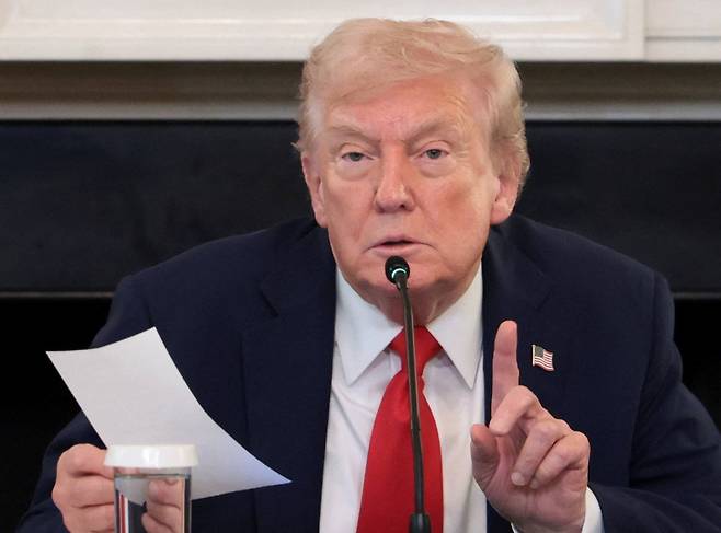도널드 트럼프 미국 대통령이 8일 미국 워싱턴 D.C. 백악관에서 열린 반파시스트 운동 '안티파' 관련 원탁회의에서 마르코 루비오 국무장관이 건넨 메모를 들고 있다. /로이터 연합뉴스