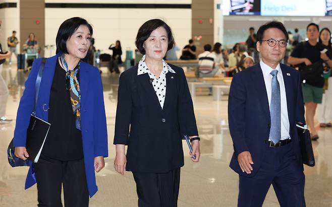 추미애(가운데) 영국 특사단장과 최민희(왼쪽) 의원, 최선원 의원이 지난 7월 인천국제공항 2터미널을 통해 영국으로 출국하고 있다. 이들은 키어 스타머 총리는 만나지 못하고 대신 조나선 파월 국가안보보좌관을 만나고 돌아왔다. /뉴시스