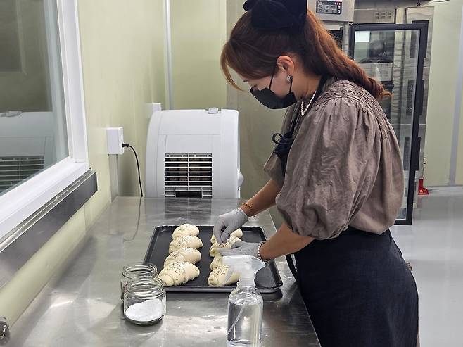 강경미 루시올앤드 대표가 '천마소금빵'을 만들고 있는 모습. /김민정 기자