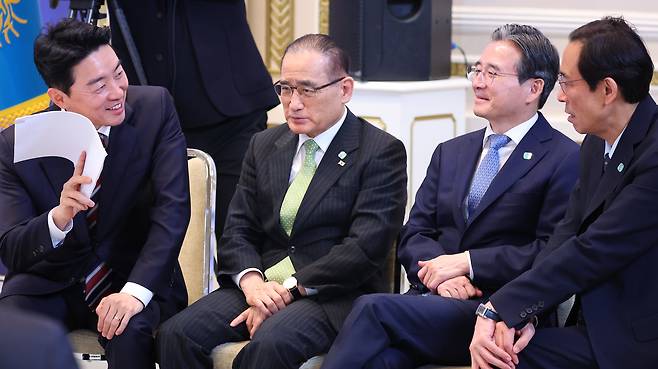 지난달 11일 청와대 영빈관에서 열린 이재명 대통령 취임 100일 기자회견에서 참모진이 대화하고 있다. 왼쪽부터 강훈식 대통령비서실장, 위성락 국가안보실장, 김용범 정책실장, 우상호 정무수석. /연합뉴스