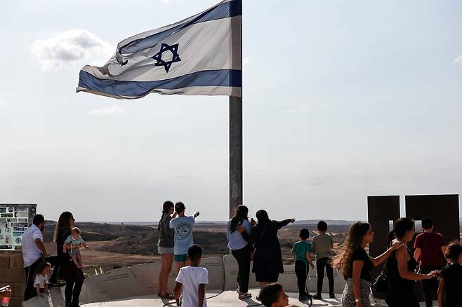 9일(현지 시각) 이스라엘 스데로트에서 이스라엘인들이 언덕에서 가자지구를 지켜보고 있다. /EPA 연합뉴스