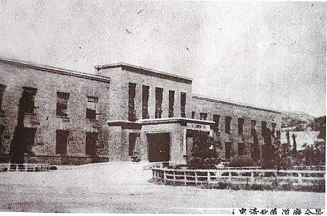 일제시대와 한국전쟁을 겪은 1953년 충북도청 전경.&nbsp; 충북도 제공