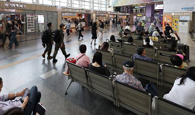 추석 연휴를 하루 앞둔 지난 2일 대구 동구 동대구역 대합실에서 귀성객들이 열차를 기다리고 있다. ⓒ뉴시스