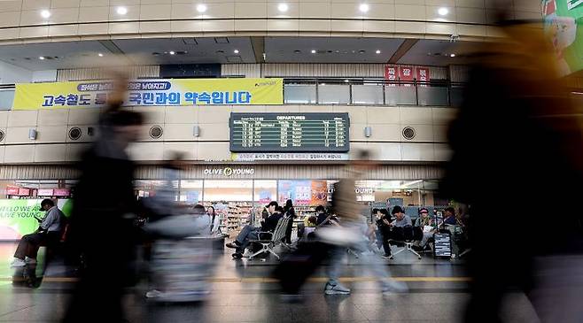 추석 연휴를 하루 앞둔 지난 2일 대구 동구 동대구역 대합실에서 귀성객들이 열차를 기다리고 있다. ⓒ뉴시스