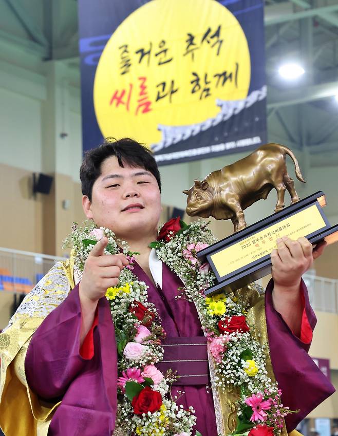 김민재가 8일 열린 ‘위더스제약 2025 울주추석장사씨름대회’에서 백두장사에 등극한 뒤 황금 황소 트로피를 들고 기념 촬영을 하고 있다. 대한씨름협회 제공