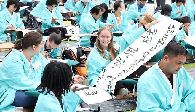 제579돌 한글날을 맞이한 9일 서울 종로구 광화문광장에서 열린 ‘2025 제 16회 광화문광장 휘호대회‘에 참가한 외국인들이 한글을 쓰고 있다. 이번 대회는 총 35개국 약 400여명이 참가했다. 2025.10.9/뉴스1 ⓒ News1
