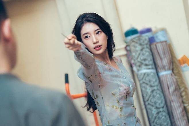 넷플릭스 시리즈 '다 이루어질 지니'에 출연한 수지. 뉴스1