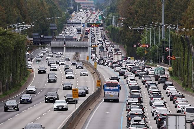 연휴 마지막 날이자 한글날인 9일 오전 서울 서초구 잠원IC 인근 경부고속도로에서 차량들이 서행하고 있다. 한국도로공사에 따르면 이날 오전 9시 기준 지방 주요 도시에서 출발해 서울 도착까지 걸리는 시간은 울산 5시간 30분, 부산 6시간 40분, 대구 4시간 50분, 대전 1시간 50분, 광주 4시간 10분 등이다. 뉴스1