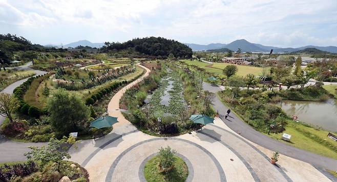 가을로 접어드는 산이정원 흐름원