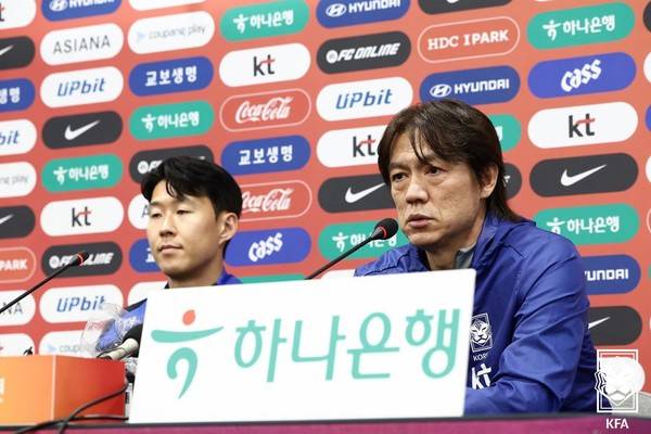 손흥민(왼쪽), 홍명보 감독(이상 남자 축구대표팀). 대한축구협회 제공