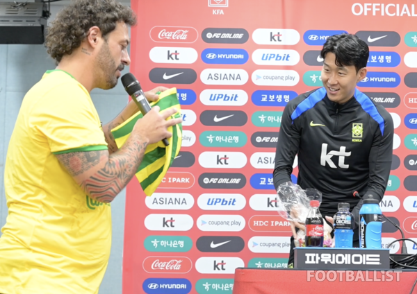 브라질 언론인에게 선물을 받는 손흥민(오른쪽, 남자 축구대표팀). 서형권 기자
