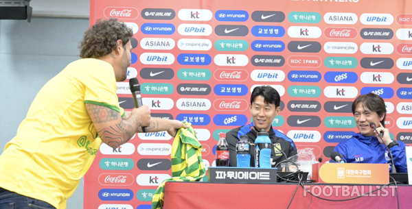 브라질 언론인에게 선물을 받는 손흥민(가운데, 남자 축구대표팀). 서형권 기자