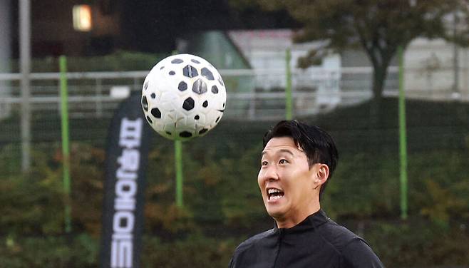대한민국 축구 국가대표팀 손흥민이 지난 7일 고양종합운동장 보조구장에서 열린 공개 훈련에서 몸을 풀고 있다. 연합뉴스
