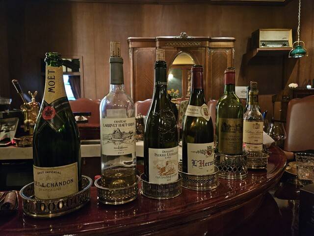 지난 4월 시음한 도멘 피에르 위세글리오(Domaine Pierre Usseglio) 샤토뇌프 뒤 파프 2010 빈티지(왼쪽 세번째)와 도멘 장-루이 샤브(Domaine Jean-Louis Chave) 에르미타주 2012 빈티지(왼쪽 네번째). 천호성 기자