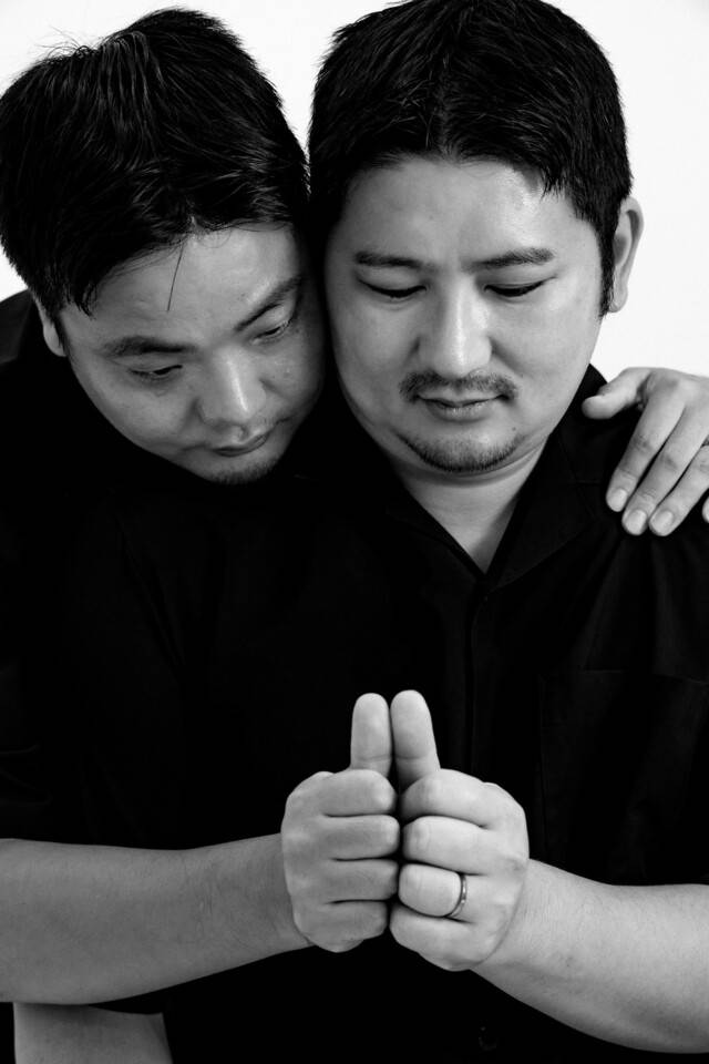 우지양(왼쪽)씨와 나오히로씨 커플이 ‘남성과 남성 간의 결혼’을 뜻하는 수어를 손으로 표현하고 있다. 사진 조병욱