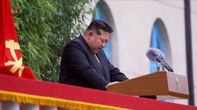 김정은 국무위원장이 당 창건 80주년을 앞두고 8일 당창건사적관을 방문해 한 기념연설에서 "당 권위를 훼손시키는 요소들을 색출·제거하고 당내 기강을 다져야 한다"고 강조했다고 조선중앙TV가 9일 보도했다. 조선중앙TV 화면 캡처