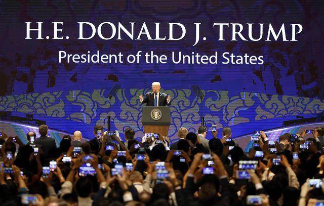 2017년 11월 10일 APEC 정상회의 참석차 베트남의 다낭을 방문 중인 도널드 트럼프 미 대통령이 APEC 최고지도자(CEO) 서밋에서 연설 중인 가운데 참석자들이 휴대폰으로 트럼프 대통령의 모습을 담고 있다. EPA 연합뉴스