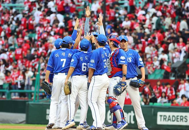 <yonhap photo-4284="">(인천=연합뉴스) 임순석 기자 = 9일 인천 SSG랜더스필드에서 열린 2025 프로야구 KBO리그 포스트시즌 준플레이오프 1차전 삼성 라이온즈와 SSG 랜더스의 경기. 5-2로 승리한 삼성 선수들이 기뻐하고 있다. 2025.10.9 soonseok02@yna.co.kr/2025-10-09 17:37:12/ <저작권자 ⓒ 1980-2025 ㈜연합뉴스. 무단 전재 재배포 금지, AI 학습 및 활용 금지></yonhap>