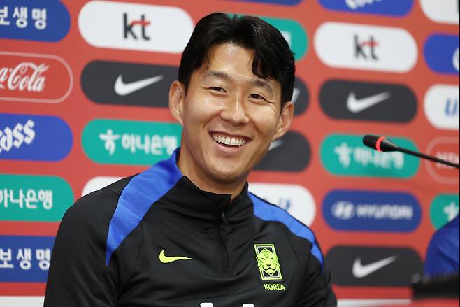 <yonhap photo-4497=""> 손흥민 '특급 미소'(서울=연합뉴스) 김성민 기자 = 대한민국 축구 국가대표팀 손흥민이 9일 서울월드컵경기장에서 열린 공식 기자회견에서 미소짓고 있다. 2025.10.9ksm7976@yna.co.kr/2025-10-09 18:42:27/<저작권자 ⓒ 1980-2025 ㈜연합뉴스. 무단 전재 재배포 금지, AI 학습 및 활용 금지></yonhap>