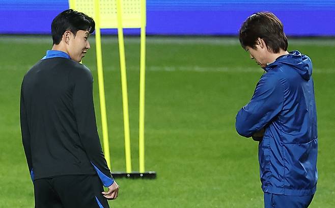 <yonhap photo-4714=""> 홍명보 감독, 손흥민과 대화(서울=연합뉴스) 김성민 기자 = 대한민국 축구 국가대표팀 손흥민(왼쪽)과 홍명보 감독이 9일 서울월드컵경기장에서 공식 훈련을 하며 대화하고 있다. 2025.10.9ksm7976@yna.co.kr/2025-10-09 19:22:03/<저작권자 ⓒ 1980-2025 ㈜연합뉴스. 무단 전재 재배포 금지, AI 학습 및 활용 금지></yonhap>