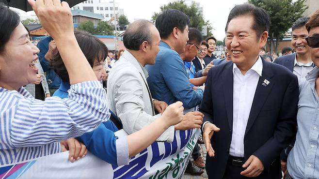 정청래 더불어민주당 대표가 추석을 앞두고 2일 오후 전북 김제시 전통시장을 찾아 시민등으로부터 환호를 받고 있다.