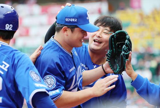 9일 준PO 1차전에서 6이닝 무실점으로 역투해 '가을 징크스'를 털어내고 기뻐하는 삼성 최원태. 연합뉴스