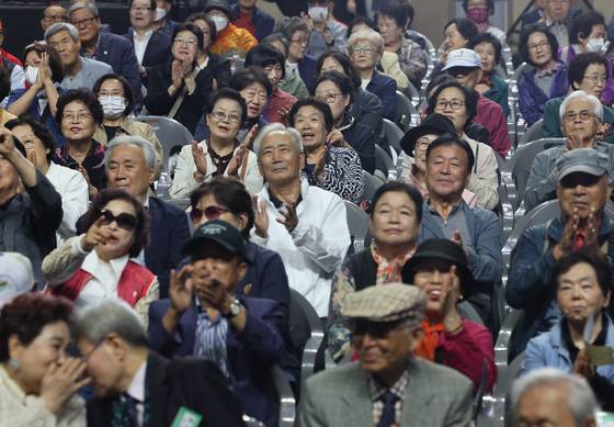 지난 2일 서울 중구 장충체육관에서 열린 서울시 노인의날 기념식에서 참석자들이 박수를 치고 있다. 연합뉴스