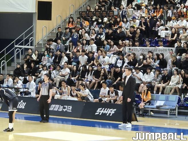 ▲정장입은 서장훈의 모습. 농구에 있어서는 늘 진지한 사람이다.&nbsp;