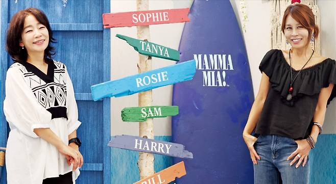 뮤지컬 ‘맘마미아!’의 음악감독 김문정(왼쪽)과 도나 역의 배우 최정원이 서울 마곡동 LG아트센터 서울에서 한국경제신문과 인터뷰하기에 앞서 포즈를 취하고 있다. 이들은 2007년 ‘맘마미아!’ 재연 당시부터 지금까지 20년 가까이 호흡을 맞췄다. 도나 딸 ‘소피’ 또래의 20대 자식을 둔 이들은 도나의 마음에 이입해 작품에 더욱 몰입할 수 있었다고 입을 모았다. 최혁 기자