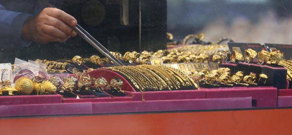 미 연방정부 일시적 업무정지(셧다운) 여파로 국제 금값이 연일 최고치를 경신하며 온스당 4000달러대에 안착했다. 9일 서울 한 금은방에 금 제품이 진열돼 있다. 연합뉴스