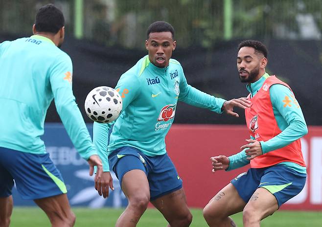 Players of Brazilian men's national football team participate in an open training session at the Goyang Stadium in Goyang, Gyeonggi on Oct. 7. [NEWS1]