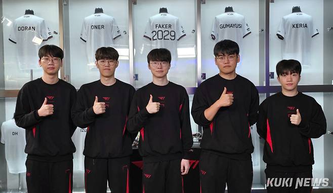 T1 선수단이 9일 서울 강남구 T1 사옥에서 기념사진을 촬영하고 있다. 김영건 기자