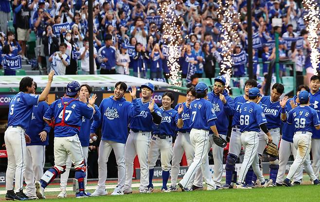 9일 오후 인천 SSG 랜더스필드에서 열린 프로야구 2025 신한 SOL뱅크 KBO 준플레이오프 1차전 삼성 라이온즈와 SSG 랜더스의 경기, 삼성 선수들이 5대2 승리 후 기쁨을 나누고 있다. [사진 뉴스1]