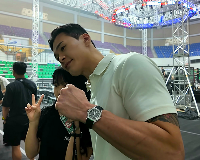 제8대 로드FC 미들급 챔피언 황인수가 2025년 9월 VIP석에서 관전한 경기도 안산시 상록수체육관 로드FC 74 종료 후 촬영 요청을 받아주고 있다. 데이나 화이트 UFC 회장 주최 오디션 Contender Series 시즌9 6주차 탈락 이후 첫 공개 일정이다. 사진=세계격투스포츠협회