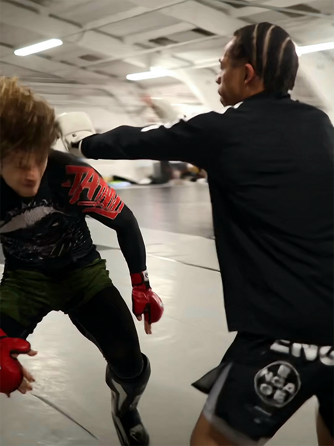 UFC 회장 주최 오디션 Contender Series 시즌8 참가자 윌리엄 마커스 리처드 커리가 2025년 12월 서울특별시 장충체육관 로드FC 미들급 타이틀매치 도전자로 챔피언 황인수의 타이틀 2차 방어전 상대로 나서는 것에 동의한 후 훈련하고 있다. 사진=Blood Sweat and Tears