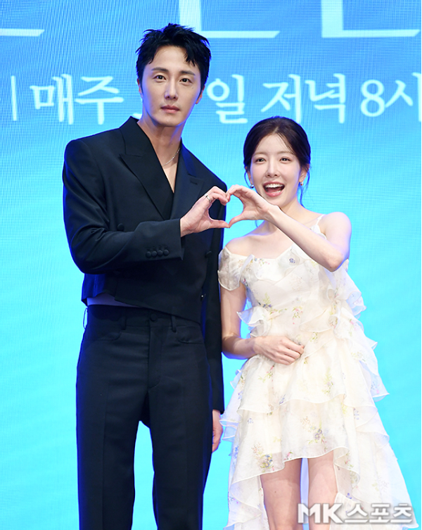 배우 정일우가 SNS에 올린 사진 두 장으로 열애설에 휩싸였다.사진=천정환 기자