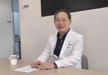 황진순 닥터황성장의원 원장이 올해 초 개원한 병원에서 호르몬 치료, 영양 등 소아 성장에 관한 궁금증에 답하고 있다. /사진=박정렬 기자