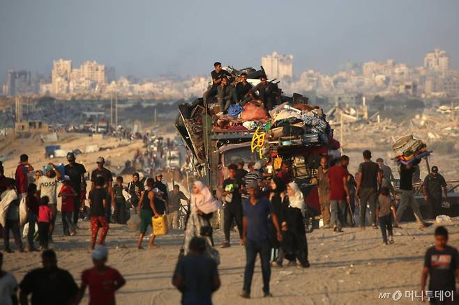 이스라엘이 가자지구를 점령하기 위해 공격을 강화하는 가운데 팔레스타인 민간인들이 지난 9월24일(현지시간) 가자지구 중부 누세이라트 난민 캠프 도로에서 남쪽으로 이동하고 있다. / AFP=뉴스1