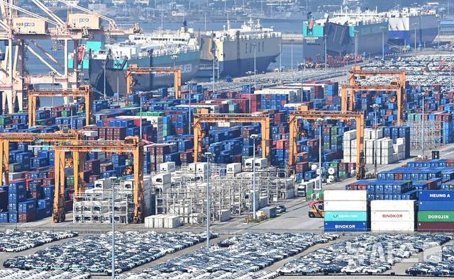 1일 경기 평택항에 수출입 컨테이너가 쌓여있다. 뉴시스