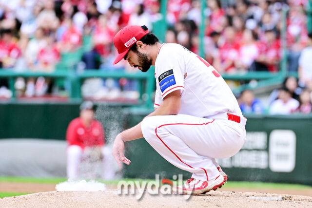 2025년 10월 9일 인천 SSG랜더스필드에서 진행된 '2025 신한 SOL뱅크 KBO리그 준플레이오프' 1차전 삼성-SSG의 경기. SSG 선발 화이트가 1회와 2회 연속 실점을 허용한 뒤 아쉬워하고 있다./인천 = 곽경훈 기자