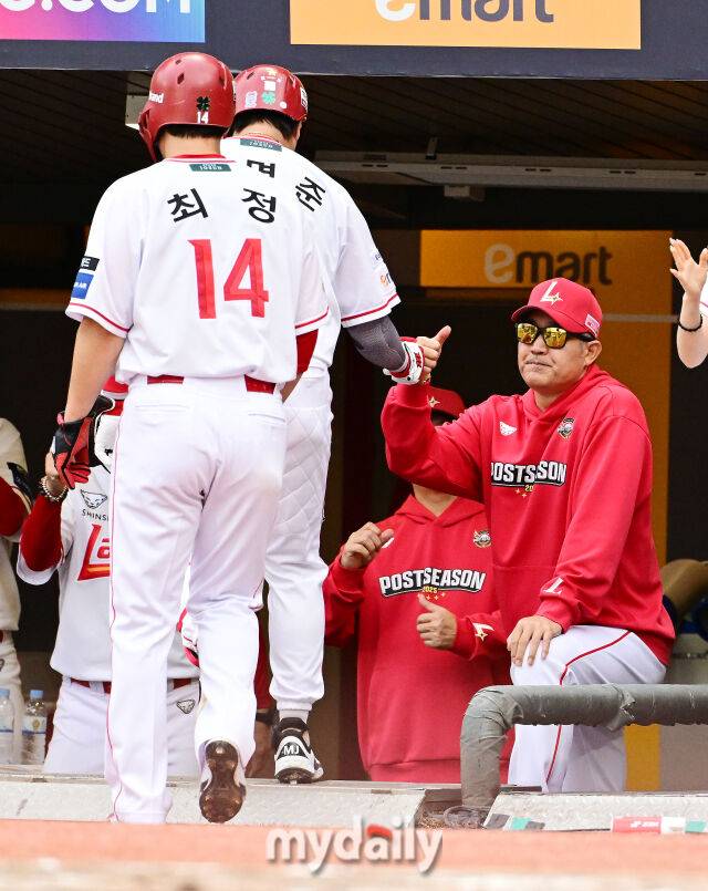 2025년 10월 9일 인천 SSG랜더스필드에서 '2025 신한 SOL뱅크 KBO리그 준플레이오프' 1차전 삼성-SSG의 경기.SSG 고명준이 5-0으로 뒤지던 7회말 1사 1루에서 삼성 김태훈을 상대로 2점 홈런을 때린 뒤 이숭용 감독과 하이파이브를 하고 있다./인천=곽경훈 기자