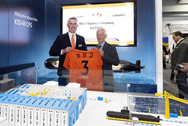 지난 5월 30일 마이클 쿨터 한화 글로벌디펜스 CEO(왼쪽)와 리치 포스터 L3 해리스 맵스 부사장이 캐나다 최대 방산 전시회 ‘CANSEC’에서 기념 촬영하고 있다. 2025.5.30 [한화오션 제공]