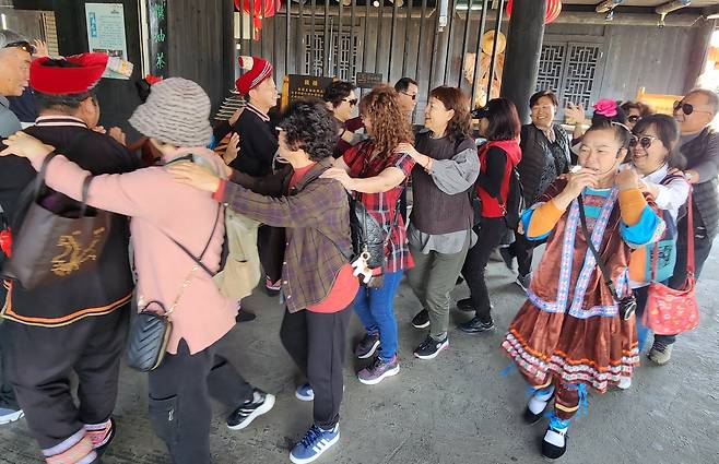 현지주민의 민속놀이중 강강수월래 칙칙폭폭 놀이