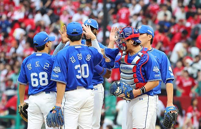 9일 인천 SSG랜더스필드에서 열린 2025 프로야구 KBO리그 포스트시즌 준플레이오프 1차전 삼성 라이온즈와 SSG 랜더스의 경기. 5-2로 승리한 삼성 선수들이 기뻐하고 있다. [연합]