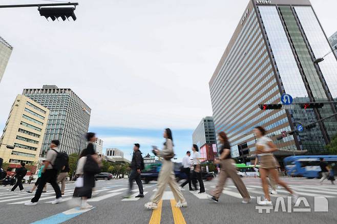 [서울=뉴시스] 권창회 기자 = 지난달 23일 오전 서울 종로구 광화문 사거리에서 직장인들이 출근을 위해 이동하고 있다. 2025.09.23. kch0523@newsis.com
